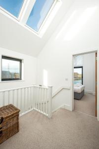 Lakeside property with spa access on a nature reserve Grays Cottage WI24