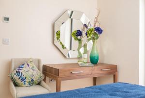 Lakeside property with spa access on a nature reserve Rainbows BV17