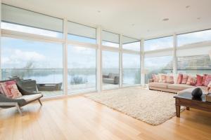 Lakeside property with spa access on a nature reserve Jema HM68