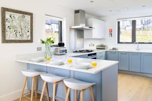 Lakeside property with spa access on a nature reserve Kirrin Barn BV26