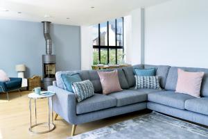 Lakeside property with spa access on a nature reserve Kirrin Barn BV26