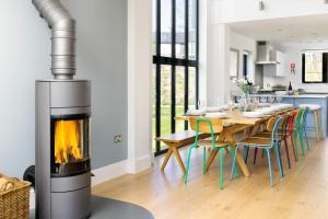 Lakeside property with spa access on a nature reserve Kirrin Barn BV26