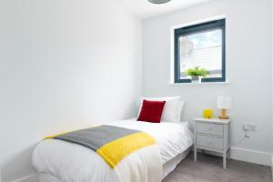 Lakeside property with spa on a nature reserve Bulrushes BV04