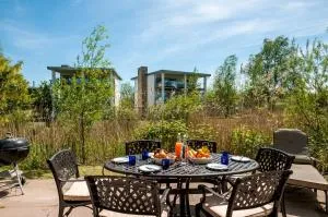 Lakeside property with access into Spa on a nature reserve Bee Cottage HM75 - Oaksey