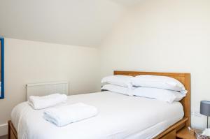 Lakeside property with accessSpa on a nature reserve Bee Cottage HM75