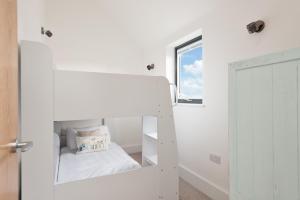 Lakeside property with spa access on a nature reserve Sand Martin BV07