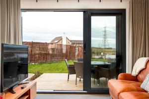 Lakeside property with spa access on a nature reserve Wakeling Island 25 WI25