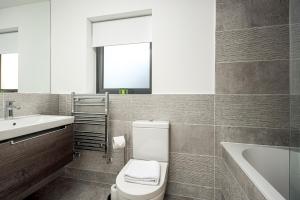 Lakeside property with spa access on a nature reserve Wakeling Island 25 WI25