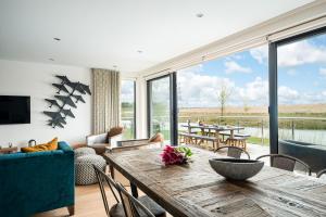 Lakeside property with a Spa on a nature reserve Woodsford WI22