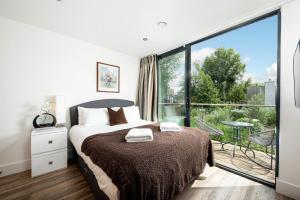 Lakeside roof terrace with Spa access Le Mirage