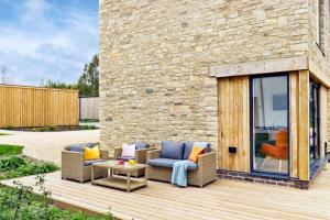 Lakeside property with spa access on a nature reserve Sunbird Cottage BV20