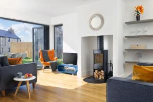 Lakeside property with spa access on a nature reserve Sunbird Cottage BV20