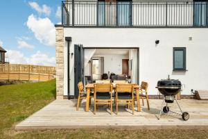 Lakeside property with accessSpa on a nature reserve Avalon WI24a