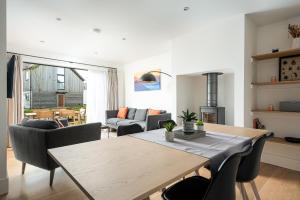 Lakeside property with accessSpa on a nature reserve Avalon WI24a