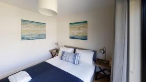 Lakeside property with spa access on a nature reserve Beaumont Village 25 BV25