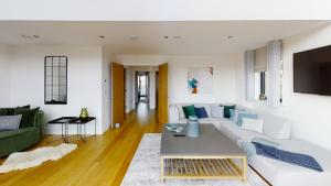 Lakeside property with spa access on a nature reserve Beaumont Village 25 BV25