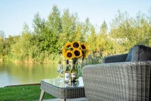 Luxury lakeside property with spa access ML44