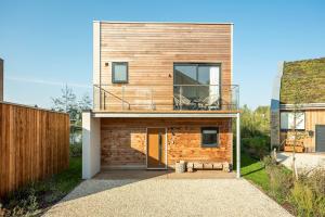 Luxury lakeside property with spa access ML44