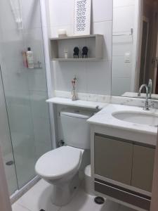 Apartamento novíssimo a 3 quadras da praia, com piscina, sala de jogos e sauna!!