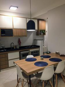 Apartamento novíssimo a 3 quadras da praia, com piscina, sala de jogos e sauna!!