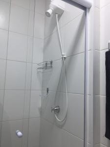 Apartamento novíssimo a 3 quadras da praia, com piscina, sala de jogos e sauna!!