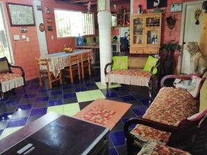 Agradable granja cerca a un río de agua fresca.