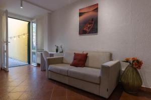 Giardino dellApollonia fra 2 Torri e SantOrsola