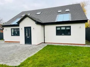 4-Bedroom Cottage in Healing, Grimsby - 北基林格霍梅