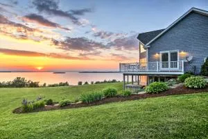 Lake View Champlain Home with Hot Tub and Sauna! - سانت ألبانز
