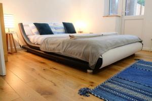 Spacious two bedroom, two bathroom Beach Nest with garden