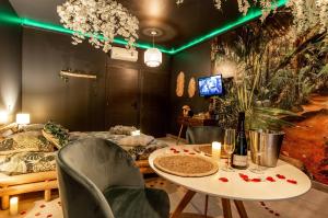 Love hotels Sweet Uni'vert Jacuzzi : Suite avec Baignoire Spa