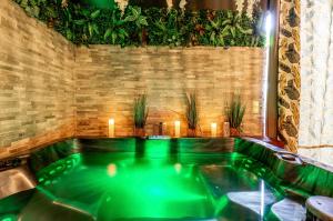 Love hotels Sweet Uni'vert Jacuzzi : photos des chambres