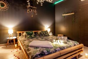 Love hotels Sweet Uni'vert Jacuzzi : photos des chambres