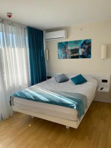 Orbi City Comfort 2 rooms apartments 50 м by sea