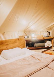 Lều có phòng tắm chung (Tent with Shared Bathroom)