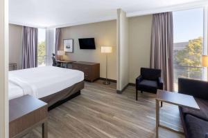 King Studio Suite with Bath Tub - Mobility Access/Non-Smoking room in Best Western Plus Downtown Tulsa/Route 66 Hotel