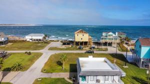 Hot Tub Gulf Views Fireplace BRAND NEW Beach Home in Treasure Island