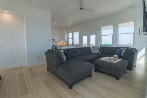 Hot Tub Gulf Views Fireplace BRAND NEW Beach Home in Treasure Island