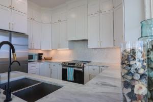 Hot Tub Gulf Views Fireplace BRAND NEW Beach Home in Treasure Island