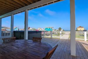 Hot Tub Gulf Views Fireplace BRAND NEW Beach Home in Treasure Island