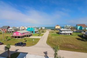 Hot Tub Gulf Views Fireplace BRAND NEW Beach Home in Treasure Island