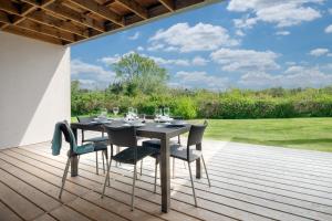 Luxury property with spa access on a nature reserve Damselfly HM105
