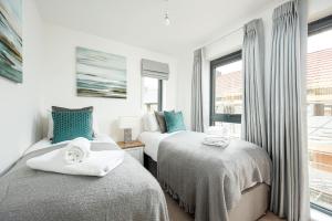 Family Friendly lakeside property in a nature reserve Skyfall OI21