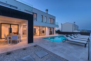 Villa Ultima with sea view, private pool, jacuzzi, gym and sauna 
