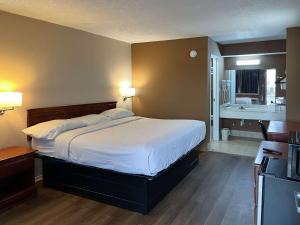 Deluxe King Suite - Non-Smoking room in Studio 6 Millington TN