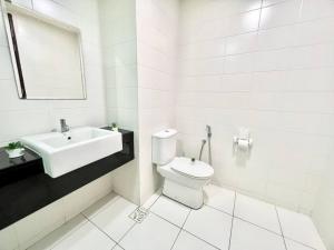 F 1-5 Pax 3bed Cozy Home Studio Trefoil Setia Alam WIFI & TV