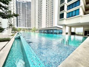 F 1-5 Pax 3bed Cozy Home Studio Trefoil Setia Alam WIFI & TV