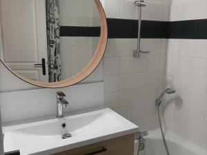 Appartement rénové 2 pièces avec balcon et parking gratuit - FR-1-504-160