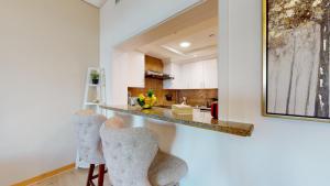 Elegant 2 BR Apartment with Beach Access