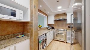 Elegant 2 BR Apartment with Beach Access